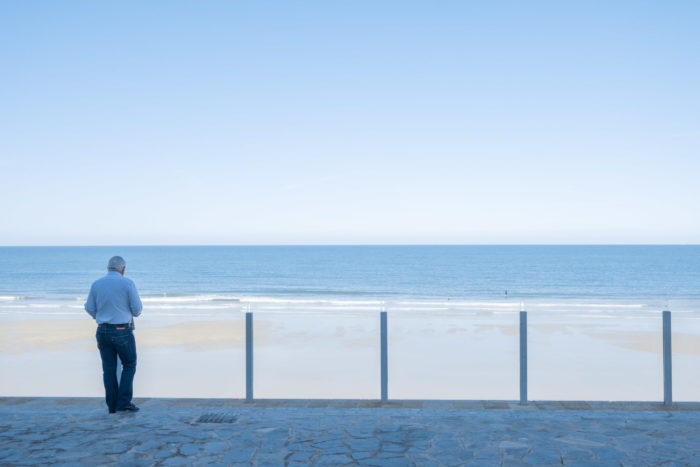 Cádiz solita la instalación de la barandilla acristalada del Paseo Marítimo