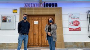 San Roque ilumina de azul su Espacio Joven para dar visibilidad a las personas con autismo