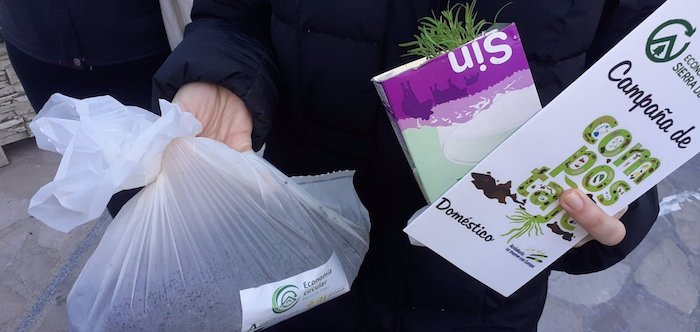 Bolsas de compost procedente de residuos orgánicos domésticos para celebrar el Día de la Tierra