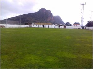 Diputación y El Gastor acuerdan reducir el consumo de agua en el campo de fútbol