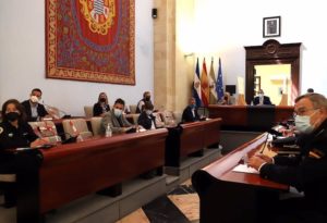 La alcaldesa de Jerez de la Frontera (Cádiz), Mamen Sánchez, y el subdelegado del Gobierno de España, José Pacheco, han presidido la Junta Local de Seguridad con motivo de la celebración del Gran Premio de España de Motos, que se desarrollará desde el próximo 30 de abril al 2 de mayo. Se ha coincidido en que se repetirán los operativos de 2020 con la particularidad de que, en esta ocasión, habrá más restricciones, pues estará vigente el estado de alarma y se mantendrán los cierres perimetrales en Andalucía, en cada una de las ocho provincias y en algunas localidades de la provincia de Cádiz. En una nota, la alcaldesa ha agradecido el trabajo y la coordinación de las distintas administraciones y fuerzas y cuerpos de seguridad y ha recordado el éxito de la operación del año anterior. Mamen Sánchez ha señalado que la Junta Local de Seguridad está preparada y atenta a los movimientos de los aficionados; ha añadido que nuevamente se activará el Cecop en el Ayuntamiento y un Cecop avanzado en el Circuito de Jerez-Ángel Nieto y que la presencia de la Policía local va a ser completa. Por su parte, el subdelegado del Gobierno en Cádiz ha destacado la buena coordinación entre todos los implicados en la organización y el desarrollo del Gran Premio de España de Motociclismo 2021 para que sea un éxito, como en las ediciones anteriores, y con la dificultad añadida que supone la pandemia. Ha hecho hincapié en que, a diferencia del año pasado, en esta ocasión, el Gran Premio se celebra estando vigente el estado de alarma y, por tanto, las restricciones en la movilidad son mayores. "Todo el dispositivo está preparado para que la normativa, respecto a los cierres perimetrales de la provincia y la comunidad autónoma, así como de restricción nocturna de movilidad o la prohibición de aglomeraciones, se cumpla", ha afirmado Sánchez, que ha añadido que "para ello se van a establecer controles en los accesos a la ciudad, en las principales avenidas y en el centro para garantizar la seguridad de la ciudadanía".