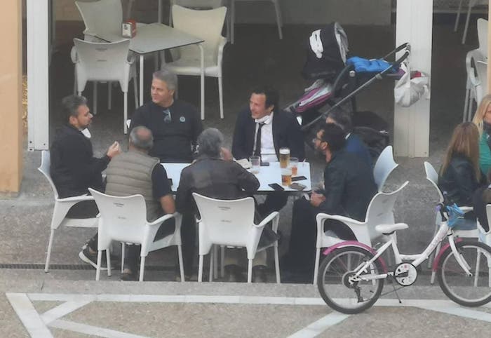 El alcalde de Cádiz se disculpa por "el descuido" de estar en una mesa de un bar con otras seis personas