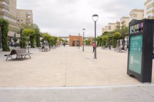 El Ayuntamiento de San Fernando (Cádiz) ha comenzado este miércoles a instalar cinco "minipuntos" limpios tipo 'mupi' para residuos de pequeño tamaño, lo que va a permitir la recogida selectiva de enseres de uso doméstico para su posterior reciclado. Estos nuevos puntos de reciclaje que se van a ubicar en diferentes zonas son los primeros de estas características que se instalan en San Fernando, aunque la propuesta es que se puedan ampliar con el paso del tiempo y una vez se analice la demanda que tienen, según ha informado el Consistorio en un comunicado. En concreto, se van a ubicar estos 'mupis' en el cruce entre las calles Mineras con Rondeñas (Camposoto); en la avenida Almirante León Herrero; en el bulevar de Reyes Católicos; en la calle Juan Sebastián El Cano; y en la avenida San Juan Bosco (rotonda de la Policía Local).