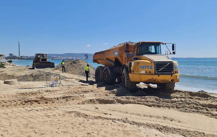 La APBA comienza el trasvase de arena de la Playa del Rinconcillo