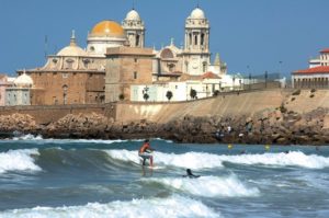 Cádiz celebra las banderas azules porque son "un apoyo para la recuperación de la hostelería y el turismo"