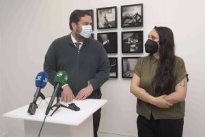 Jaime Armario junto a la autora de la exposición, Estela de Castro.