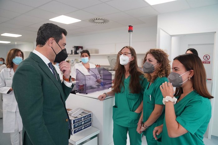 Moreno en su visita al Hospital Puerta del Mar.