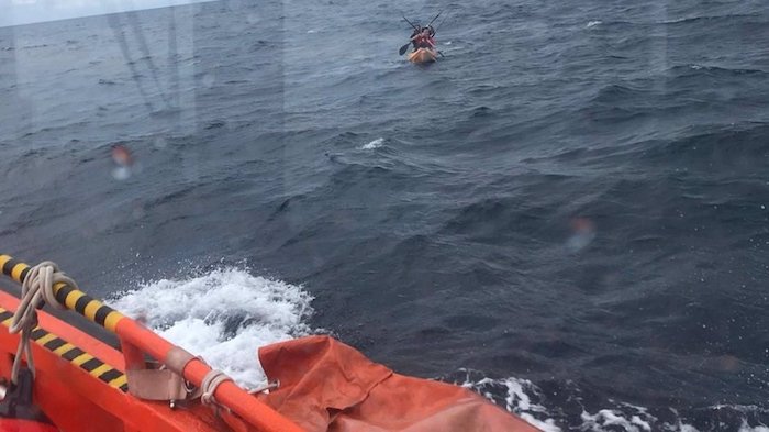 Rescatan a dos migrantes de un kayak tras ser avistados por un buque que practicaba tiro en el mar