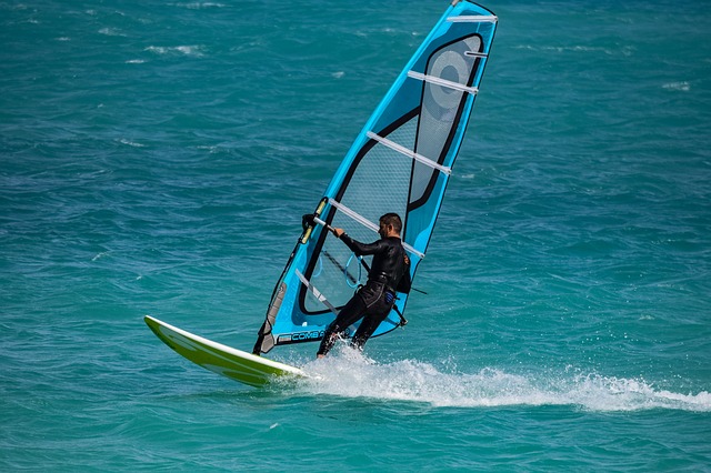 Salvamento Marítimo rescata a un windsurfista con hipotermia en la Bahía de Cádiz