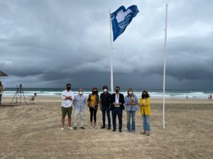 Turismo entrega la Bandera Azul a Zahara de los Atunes