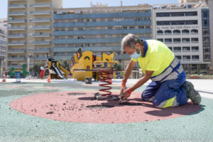 Cádiz reparará el suelo de caucho de 21 parques infantiles de la ciudad