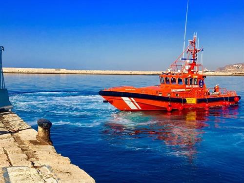 Salvamento Marítimo remolca a los tripulantes de un velero en Barbate ante la acometida de orcas