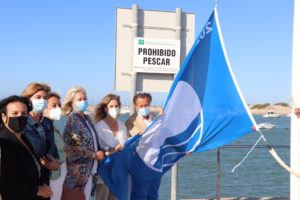 Una verano más se iza la bandera azul en Sancti Petri