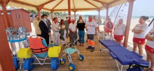 Chiclana amplía el servicio de baño adaptado en la playa de La Barrosa