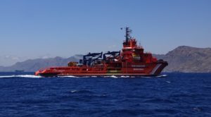 Recuperado el helicóptero de Aduanas caído al mar, que será trasladado al puerto de Algeciras