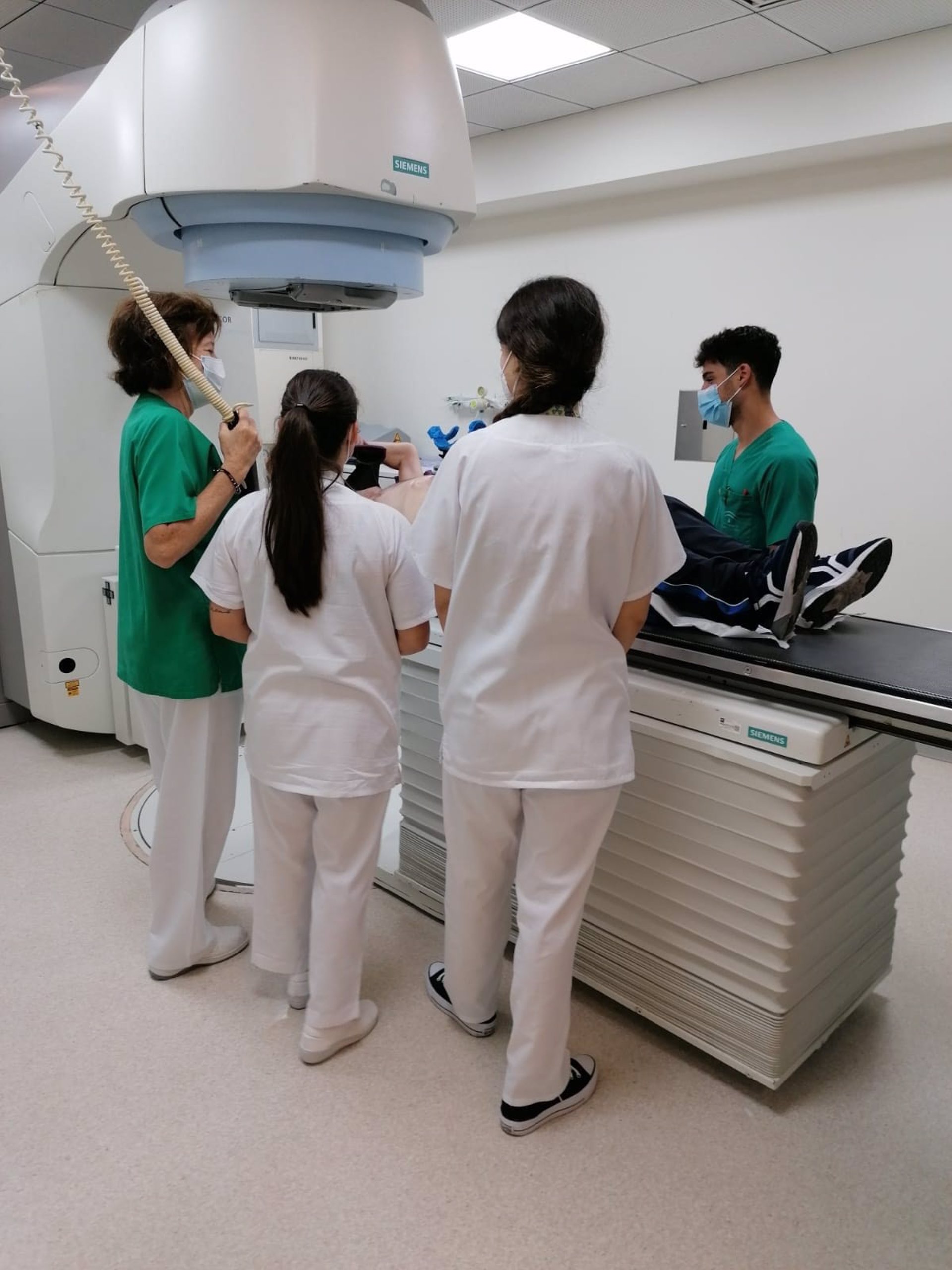 150 estudiantes de ciclos formativos acaban sus prácticas en los hospitales Puerta del Mar y San Carlos