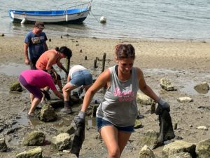 Voluntarios recogen unos 4.000 kilos de basura en el río Palmones