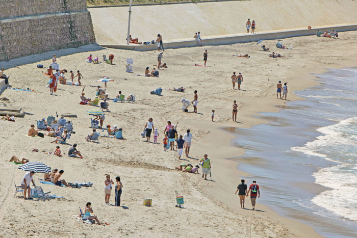 Adjudican la reparación de la escalera de caracol y el montaje de la pasarela móvil en la playa Victoria