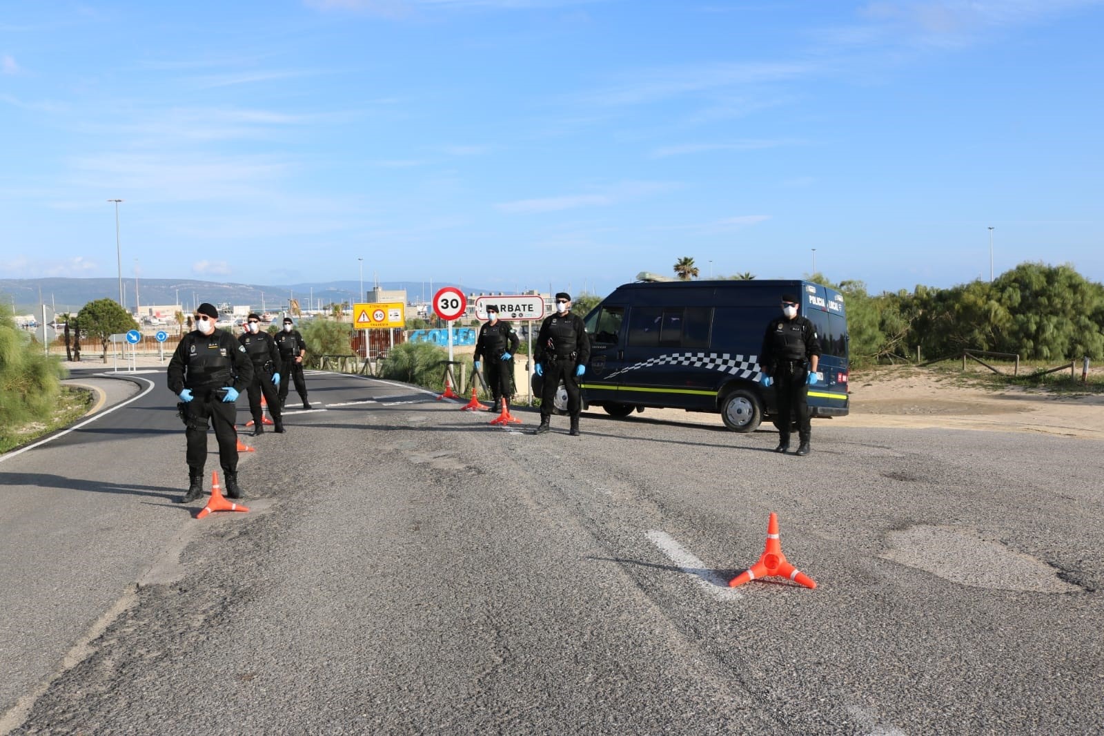 La Policía de Barbate desaloja durante el fin de semana a más de 1.000 jóvenes en botellones