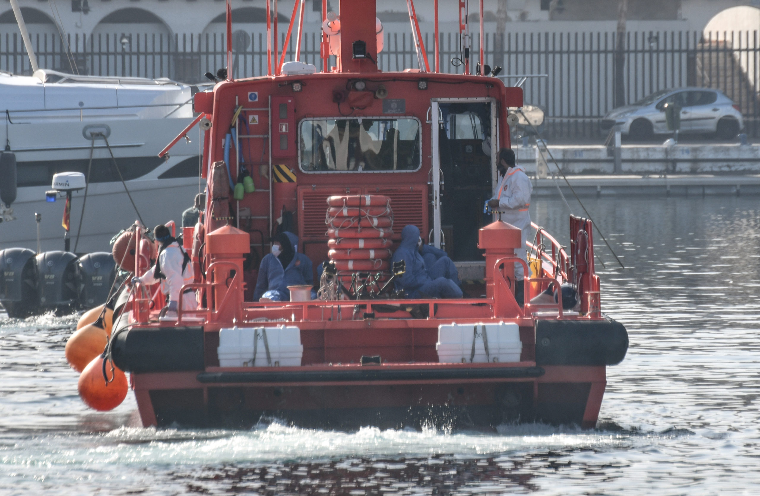 Rescatan a 24 personas que navegaban en tres pateras por aguas del Estrecho