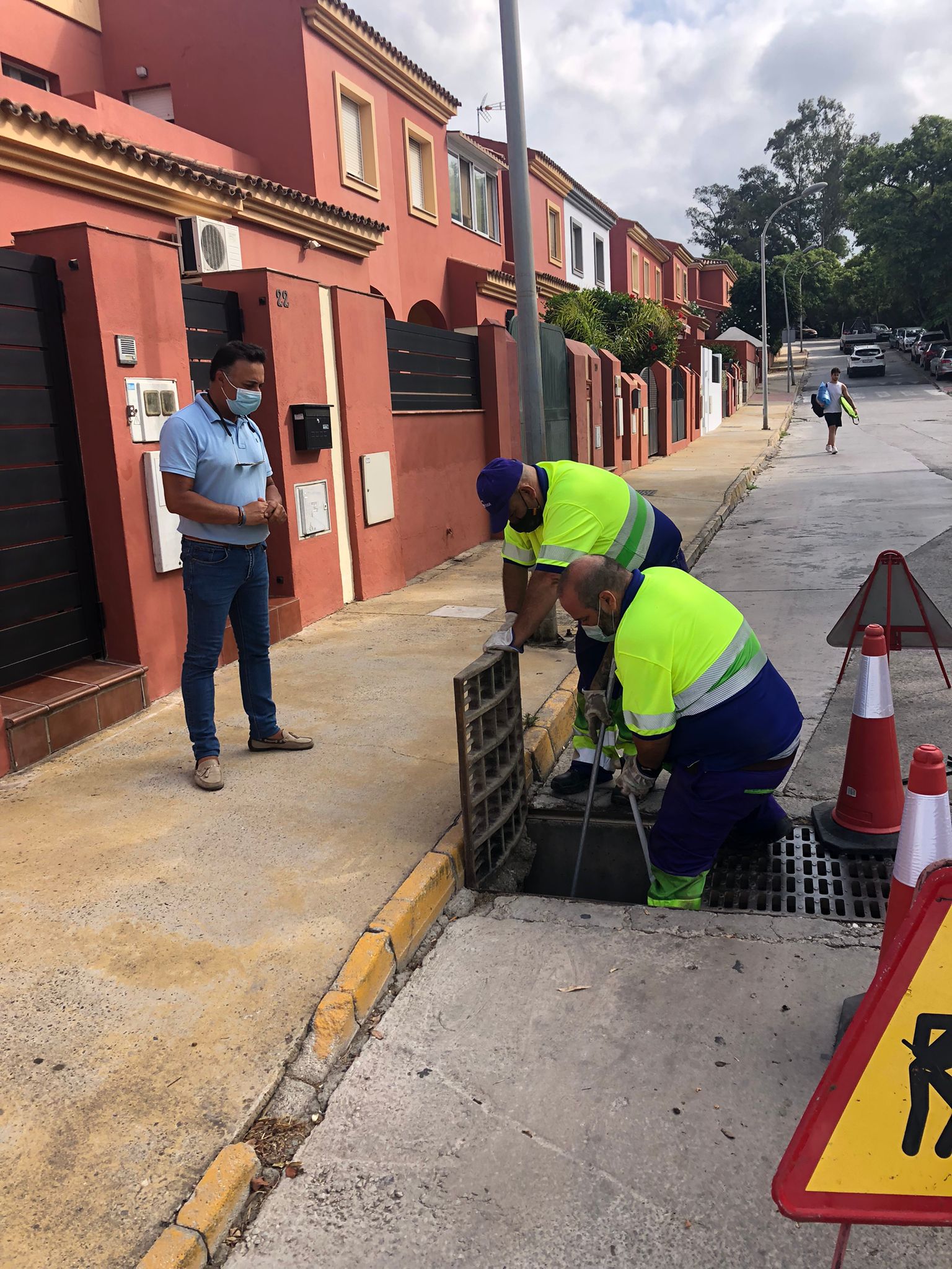 Los Barrios comienza la limpieza de husillos e imbornales antes de que comiencen las lluvias