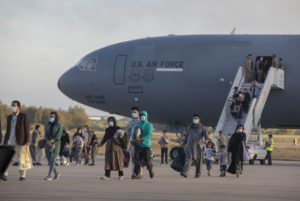 Otros 334 afganos evacuados llegan a Rota, de donde saldrán 250 más hacia EEUU