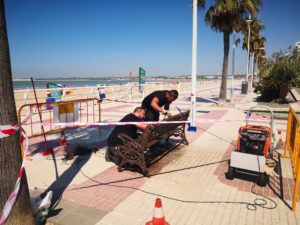 Comienza el arreglo y pintado de los bancos del paseo marítimo de Valdelagrana