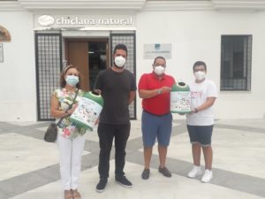 Chiclana entrega los "miniglú" de Ecovidrio a los ganadores de la campaña ‘Banderas Verdes’