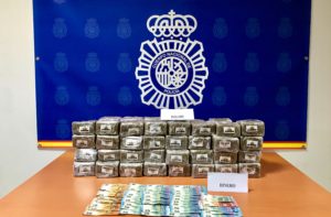 Detenido un prófugo por conducir de forma temeraria y con 39 kilos de hachís en Algeciras