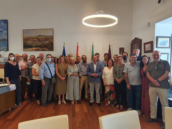 El alcalde de la ciudad entrega la Insignia del Ayuntamiento Francisco Vélez Canzobre al ingeniero municipal, que ha formado parte de la plantilla del Ayuntamiento desde 1986