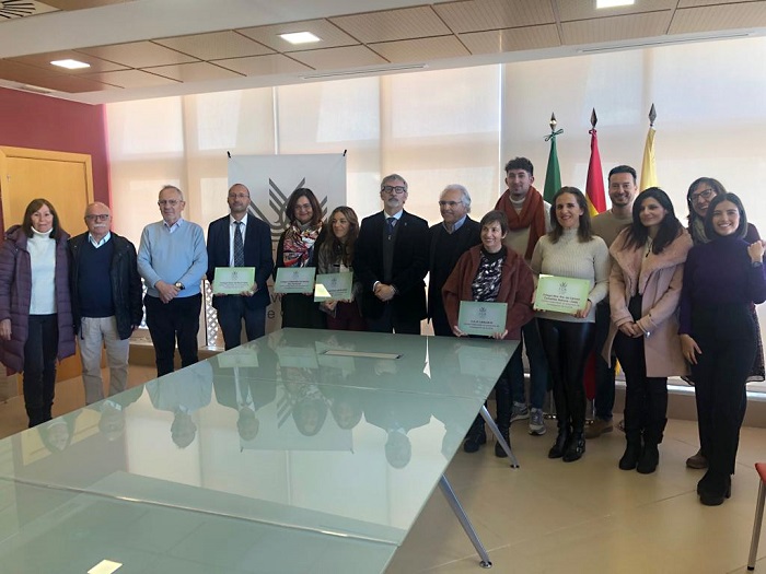 La UCA reconoce la colaboración de los centros escolares en la investigación Profesorado, alumnado y padres de Infantil, Primaria y ESO llevan más de 20 años participando en estudios del grupo HUM634 para mejorar el aprendizaje de las matemáticas