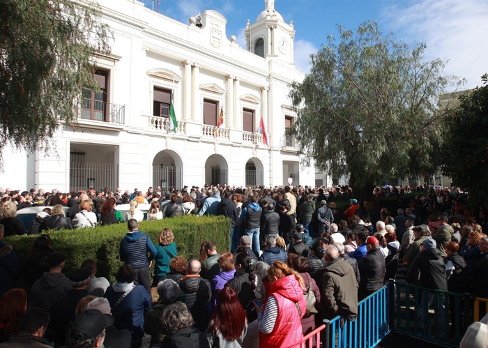 Cientos de vecinos se concentran ante el Ayuntamiento de Barbate por la muerte de dos agentes de la Guardia Civil