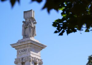 El crucero 'Britannia', de la clase Royal operado por P&O Cruises, se encuentra en el muelle Alfonso XIII del puerto de Cádiz